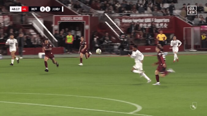 「全てがうめえ…」“奇跡のヒールトラップ”→圧巻ゴラッソにファン驚愕！「狙ったの？」「意味不明な点の取り方」「速さだけで事故を起こす」川崎FWが妙技 4枚目