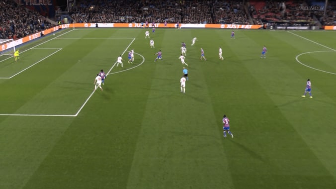 中村俊輔が称賛！鎌田大地が“鬼パス”を手懐けた！「経由すると何かが起きる」一瞬のタッチと判断が光った瞬間 4枚目