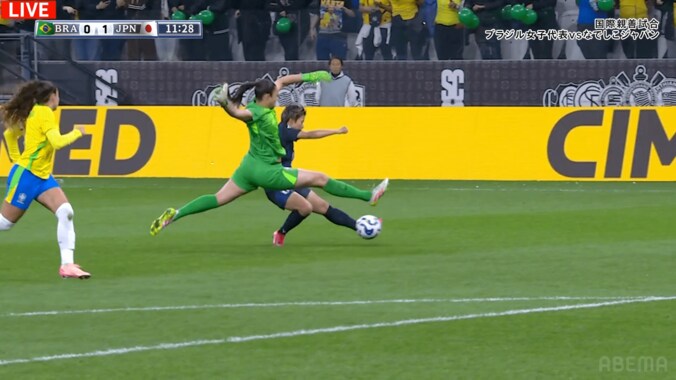 「漫画かよ！」なでしこジャパンの“幻のゴール”に騒然！ ブラジル女子２人が渾身スライディングもゴールネット突撃→VARチェックでまさかの取り消し「よく見てたな…」 2枚目