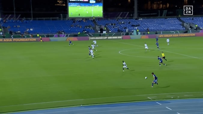 まるで三笘薫！？日本代表SBの“神業空中トラップ”が脚光「まじうめえ」「よく止めた」梅木怜がボールをアウトサイドでビタ止めした瞬間【U23アジアカップ】 5枚目