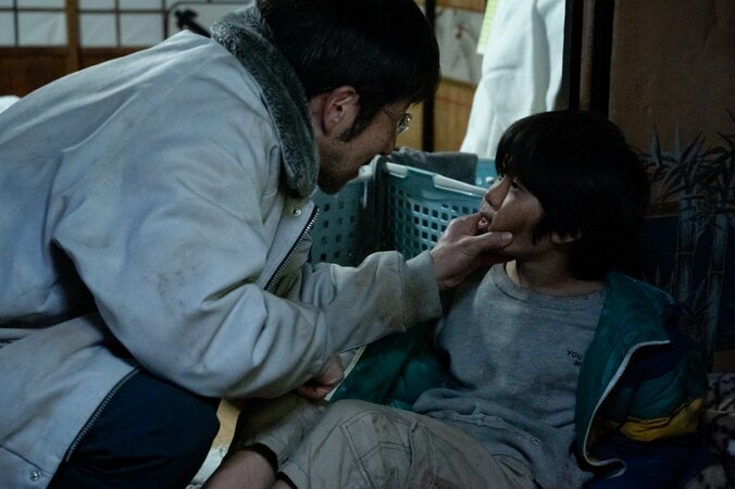 【写真・画像】義父と母の痴態を見せつけられ、腕には根性焼き…成宮寛貴演じる“殺人鬼夫”の壮絶な幼少期が明らかに　4枚目