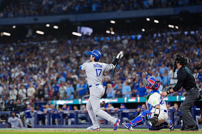 【写真・画像】何してんの…！？ 大谷翔平、目を疑う“まさかの行動”「すげえw」試合前のリアクションが話題に「反則だろ」「ワールドシリーズやぞ？w」　1枚目