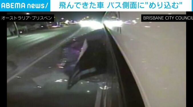衝突する車