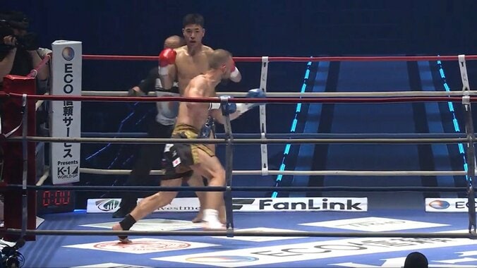 右ハイキックで「欽ちゃん走り」「操り人形みたい」ファイターの動きに異変 「相当タフ」魔裟斗は“倒れない”男を称賛 3枚目