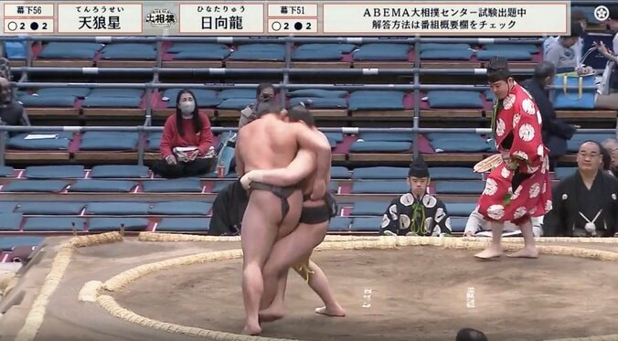 「危なすぎんだろ」両力士が土俵外へ吹っ飛び観客も転ぶ 白熱の熱戦が“ヒヤリ”一転…騒然の瞬間 3枚目
