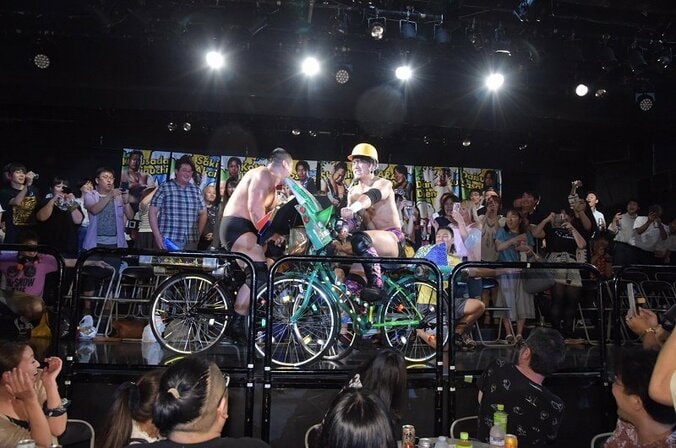 またしてもプロレス中の交通事故！自転車で正面衝突！“DDTクレイジー部門”新鋭MAO、狂気の大乱戦を制し大社長超え 1枚目
