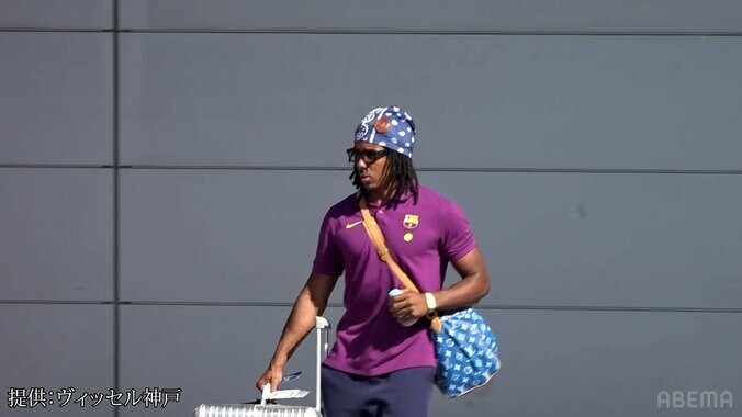 【バルサ来日】「来てる全員にサインしてくれた」クンデの“神対応”が話題！「ずっと本当に優しいな」笑顔のファンサービスに感動の声 4枚目