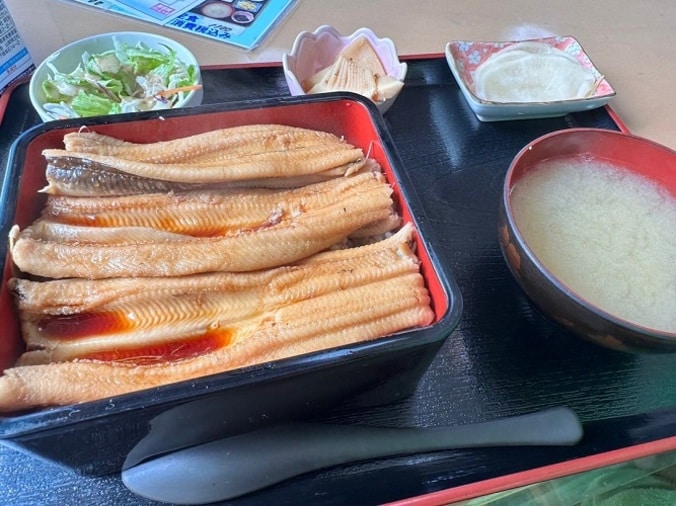  杉浦太陽、家族旅行でボリュームが凄い料理「煮あなご重！！マグロ丼！！」  1枚目