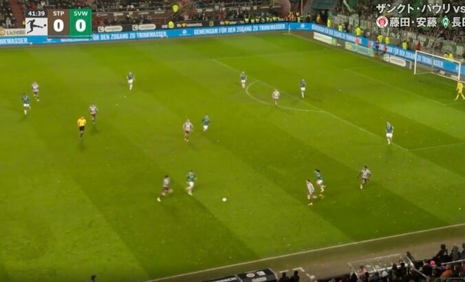 「プロレスラーかよ！」“危険な男” 安藤智哉、目を疑う“衝撃の光景”「ゴツいな」「デンジャー！」相手ごと刈り取る“パワフルスライディング”炸裂 2枚目