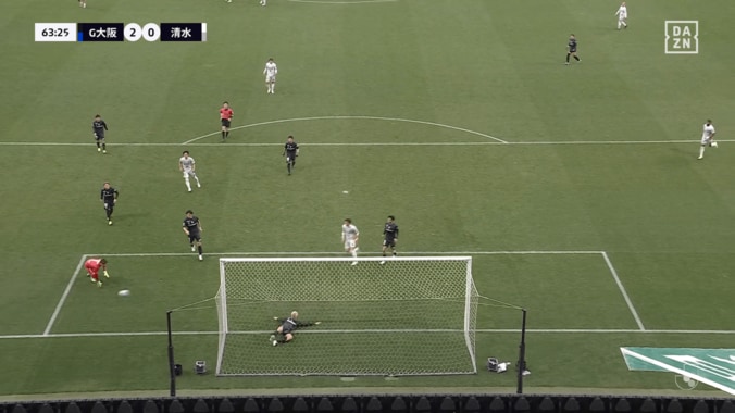 元日本代表DFが「もうGKなんよ」仰天の“神クリア”にSNS騒然！「月間ベストセーブ級やw」三浦弦太がG大阪を救った瞬間 4枚目