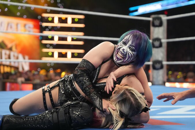 【映像】日本人女子、“全身黒ずくめ”特殊衣装でド派手入場