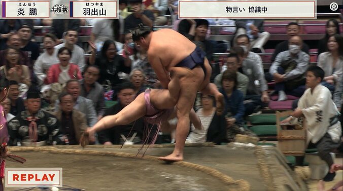 「え、映ってるやん」炎鵬と人気タレントが「まさかの2ショット」物言い協議の最中にカメラが捉えた偶然の瞬間 3枚目