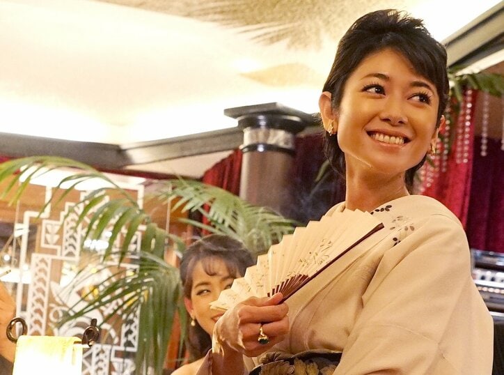 真木よう子が艶やかなクラブのママに　映画『孤狼の血』新場面写真