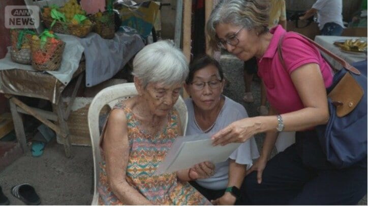 父・神庭利太さんの写真を初めてみるロサリナさん