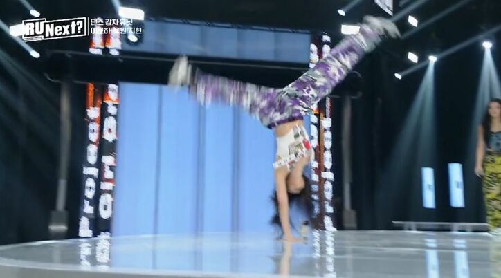 腰のマイクがブラブラと下がり… 「なんであんなに上手いの？」ダンス実力者練習生たちの即興フリースタイルバトルにコーチ陣が絶句、ハイレベルなHYBEオーディション