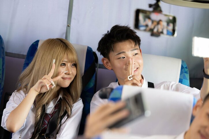 金髪＆ルーズのギャル系JK、低身長がコンプレックス「151cmって言いたいけど…」厚底ローファーで身長を盛る