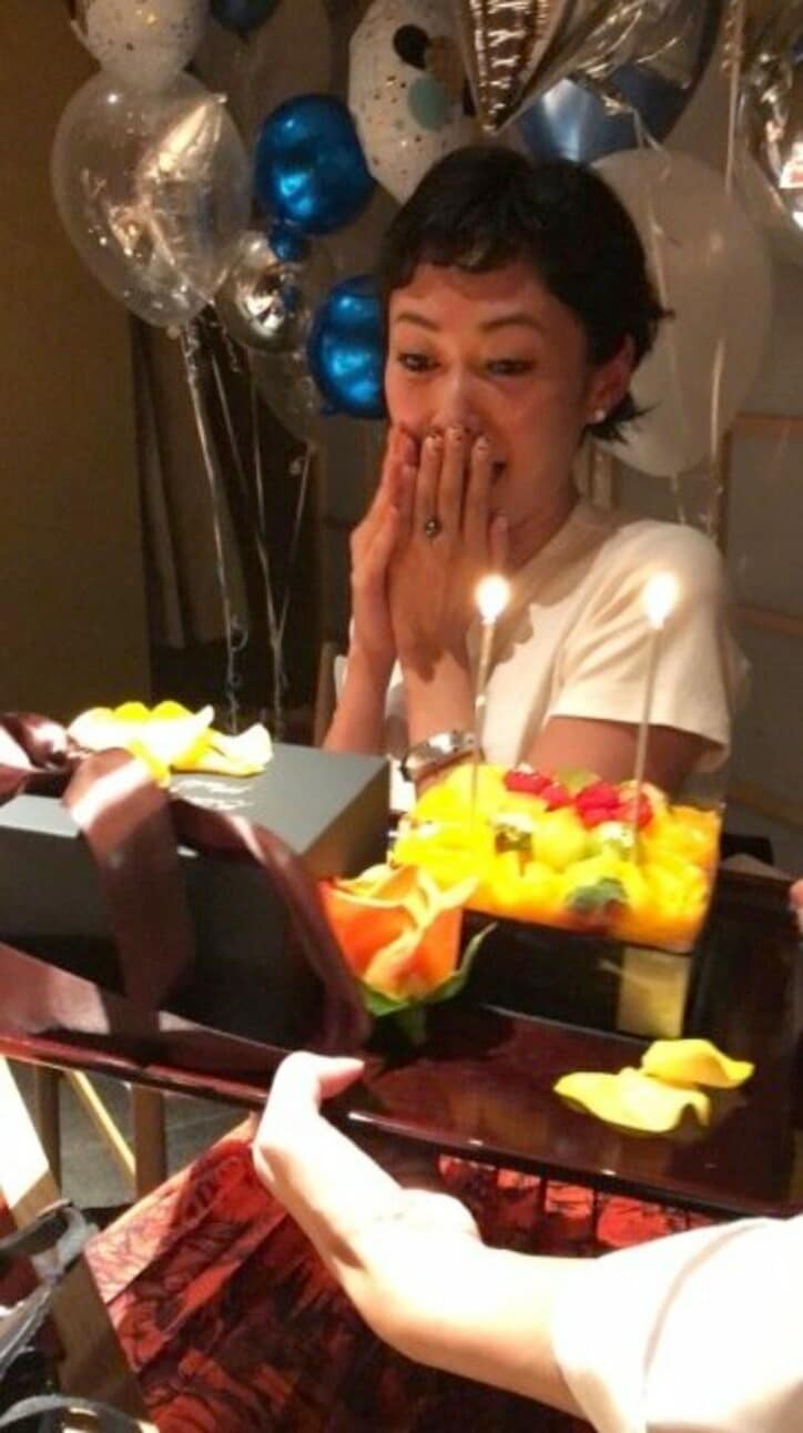 田丸麻紀、友人からサプライズ誕生日祝いを受け「しみじみ幸せだなぁ」