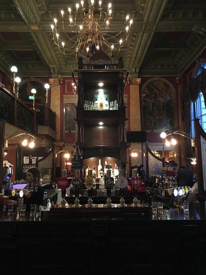 店内はまるで迷宮！  ロンドンの元修道院パブでフィッシュ＆チップスとビールを堪能