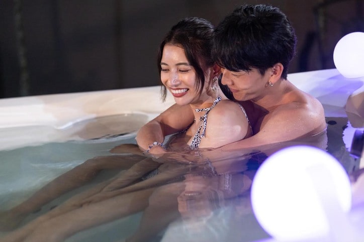 オトナな男女がジャグジーでドキドキのバックハグ 「離れたくないね」と愛を囁く『シャッフルアイランド Season2』 