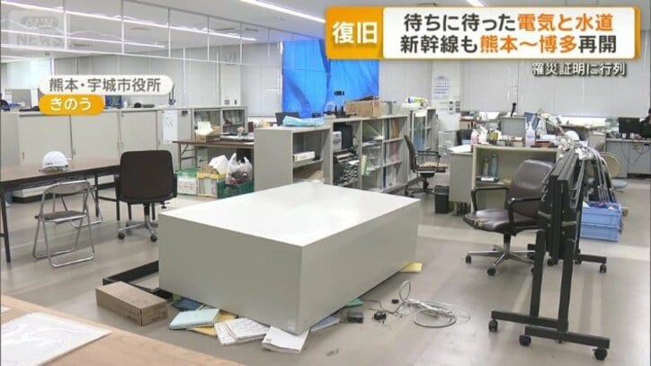 部屋の真ん中に大きな倒れた棚