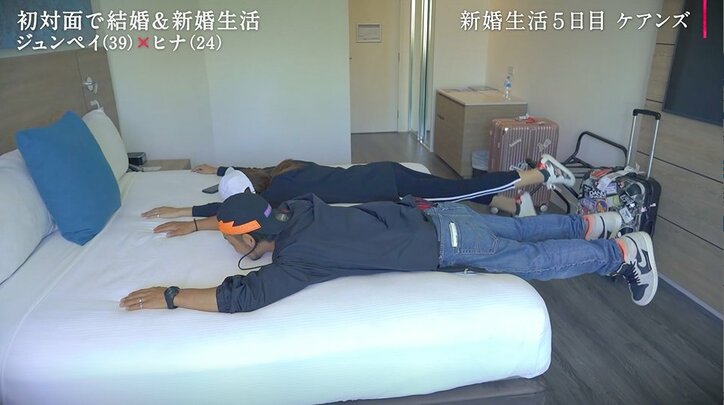 新婚旅行で初めて同じベッドで寝ることに…しかし夫は？24歳モデル妻の本音「気まずいのかな？」