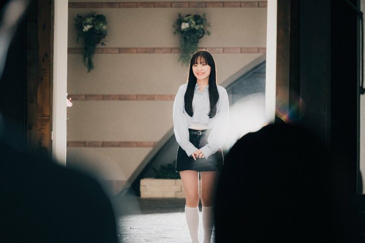 人目を気にせず熱烈ハグ！復活したガルプラ出身・永井愛実と韓国男子の感動の再会に飯豊まりえも涙『花束オオカミ』第11話