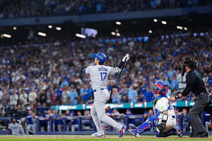 【写真・画像】何してんの…！？ 大谷翔平、目を疑う“まさかの行動”「すげえw」試合前のリアクションが話題に「反則だろ」「ワールドシリーズやぞ？w」　1枚目