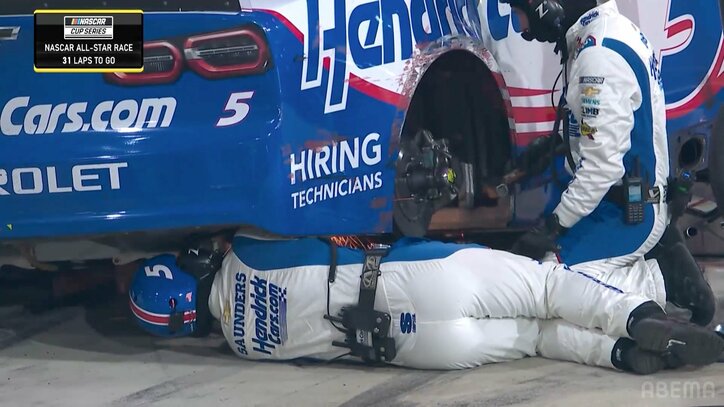 【写真・画像】一体、何が！？ レース中に黄旗が落ちる“珍事” 「意図的にやりやがったw」「彼にペナルティを」お騒がせレジェンドが暴走　1枚目