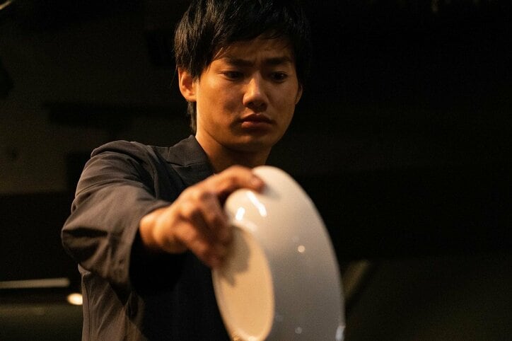 野村周平、床のパスタを掴み食い…！三浦翔平もかつて挑戦した伝説的シーンに反響「役者さんってすごいなぁ」