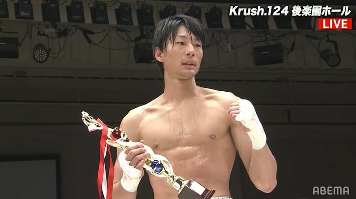 “前のめり”失神KOに場内どよめき 衝撃のカウンター決着に「身体が半回転するぐらい…」実況席も驚き