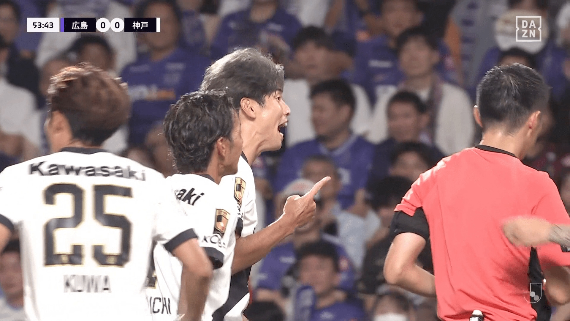 判定に抗議する大迫