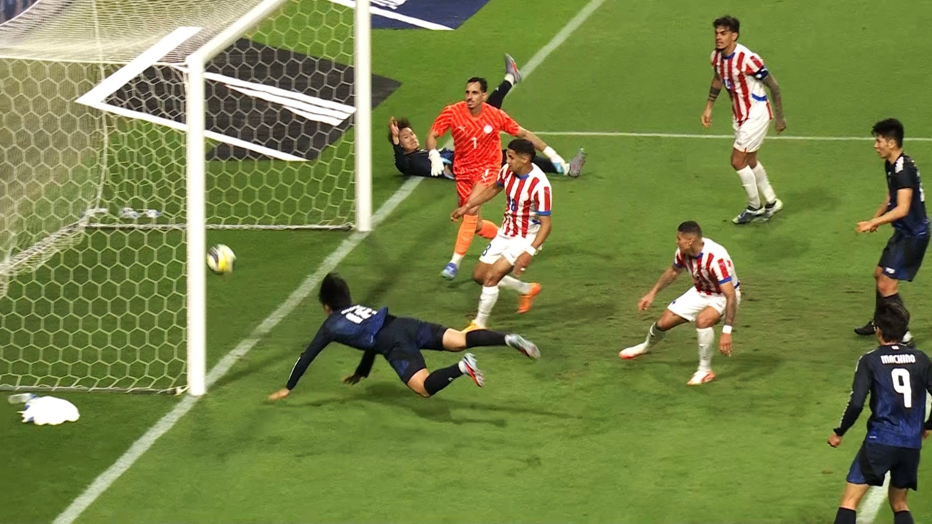 【写真・画像】「GKを弾き飛ばしたぞ!」日本代表FWの“無回転ブレ球ショット”に騒然「パンチ力ありすぎ」「タイガーショットだ」小川航基が圧巻同点弾 1枚目