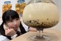 もえあず、約5kgの巨大なタピオカミルクティーに挑戦「絶対に真似しないでね」