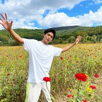 「爽やかで癒されました」松下洸平のキュートな”お花畑ショット"にファン感激