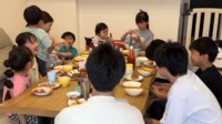 子ども10人のYouTuberなかよしだいかぞく 病院帰りのママが作る大家族ご飯に絶賛の声