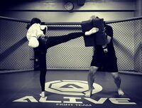 松井珠理奈のキックボクシングのモノクロショットに喜びの声「綺麗なハイキック」「美しい」