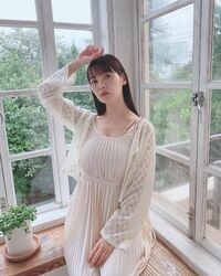 声優・上坂すみれ、36万フォロワー突破記念の“詰め合わせショット”に絶賛の声「どのすみぺも美しい」