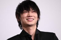 綾野剛、坂口健太郎&松岡茉優との豪華3ショットに視聴者から『コウノドリ』ロスの声