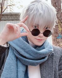 コスプレイヤー・伝染タルキが「呪術廻戦」五条悟の私服ショットを披露！創作コスプレに「オフ感あって最高」とファン悶絶