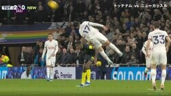 スタジアム騒然！「立ちあがれるか？」「エグすぎる…」 空中戦の競り合いで衝突→腰から地面に急落下した危険シーン アルゼンチン代表DFが激痛で悶絶ノックアウト