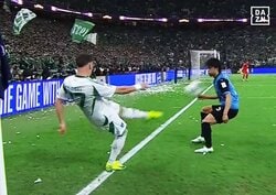 「笑ってんじゃねえよ！」日本人ファン激昂…川崎DFの喉にボール直撃→アル・アハリDFが“不敵なニヤニヤ”「腹立つわ」「へへみたいな顔が…」【ACLE決勝】