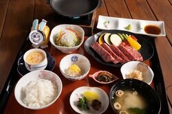 佐賀対局“勝負めし”はボリューム対決！藤井聡太王将「佐賀牛の陶板焼き」羽生善治九段は「佐賀みつせ鶏の唐揚げ」／将棋・王将戦七番勝負