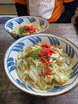 堀ちえみ、夫と久々の“沖縄そば”を堪能「野菜がたくさん摂れて嬉しい」