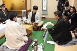 激戦見込まれる開幕局再開 藤井聡太王将VS菅井竜也八段 注目の第1局制するのはどっちだ／将棋・王将戦七番勝負