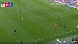 ブチギレる守護神！ファウル判定に怒った浅野ボーフムのGKがまさかの“暴挙” スタンドにボールを蹴り込んで物議を醸したプレー「もらわなくていいイエローはダメ」