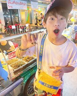  みきママ、長男と一緒にタイで食べ歩きをしたことを報告「カエルとイモムシはスカスカ」 