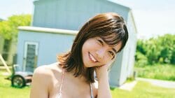 天羽希純、ビーチやプールで圧倒的な存在感 『FLASH』表紙＆巻頭グラビア10P