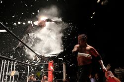 蛍光灯に芝刈機？　米デスマッチ団体GCW日本初登場で凄惨バトル　カリスマ・葛西純が発したメッセージとは