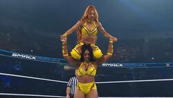 「キン肉マンかよ」若手女子タッグの“見たことない合体技”にファン騒然