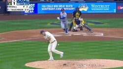 息してるか…？ 弾丸ライナーの“殺人級ピッチャー返し”直撃の瞬間　グラブを落としてフラフラと歩き出した… ネット震撼「当たり方ヤバいだろ」「すごい音だな」